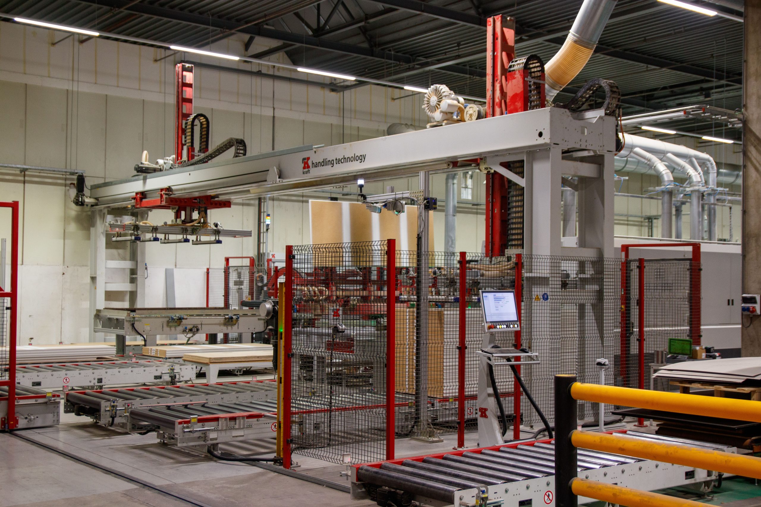 Bras robotique industriel dans une usine moderne