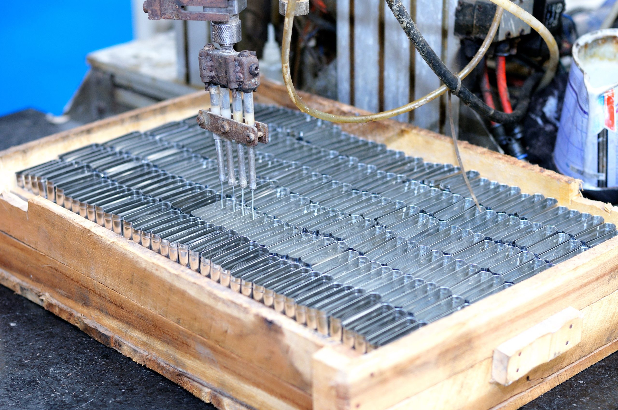 Machine automatisée traitant des pièces métalliques
