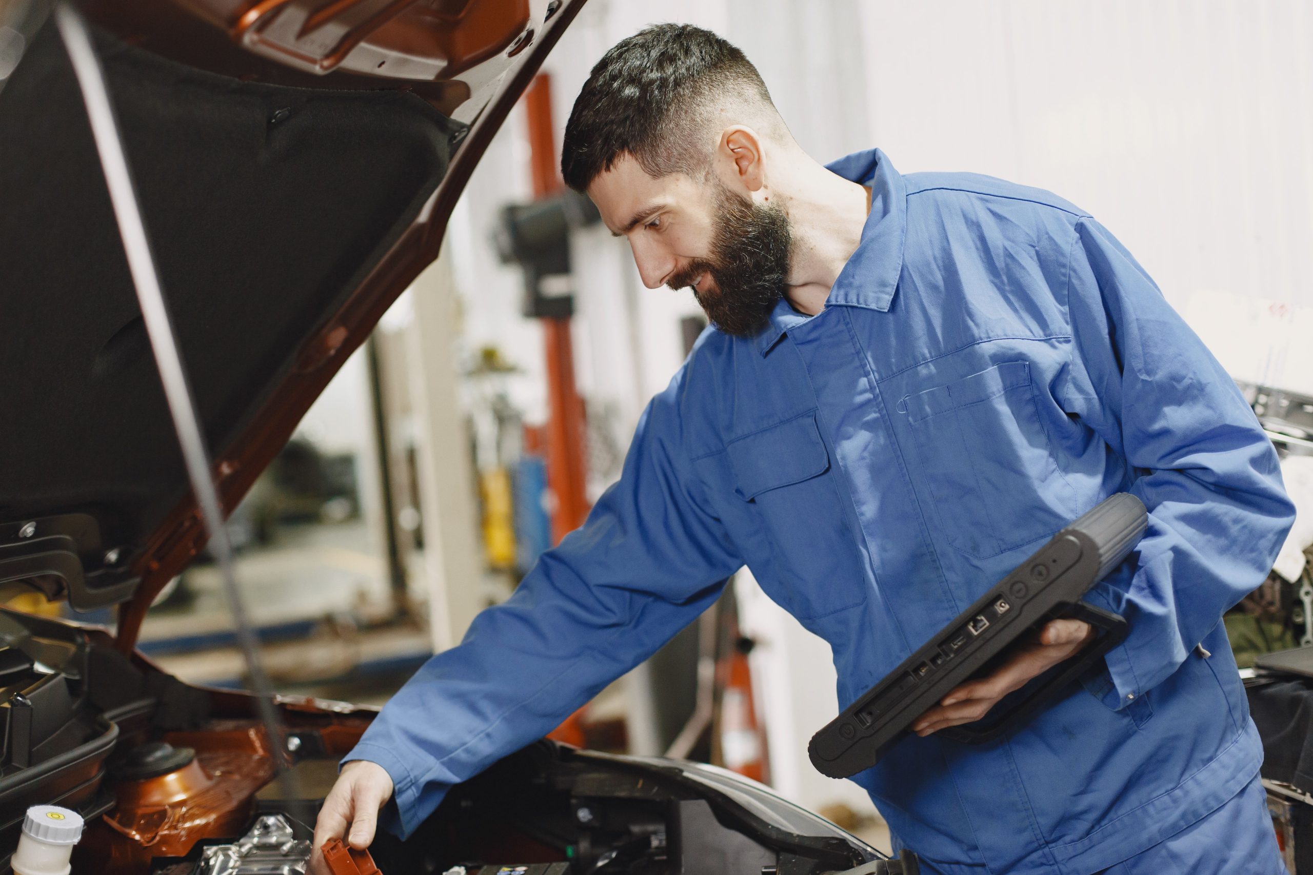 Mécanicien inspectant le moteur d'une voiture