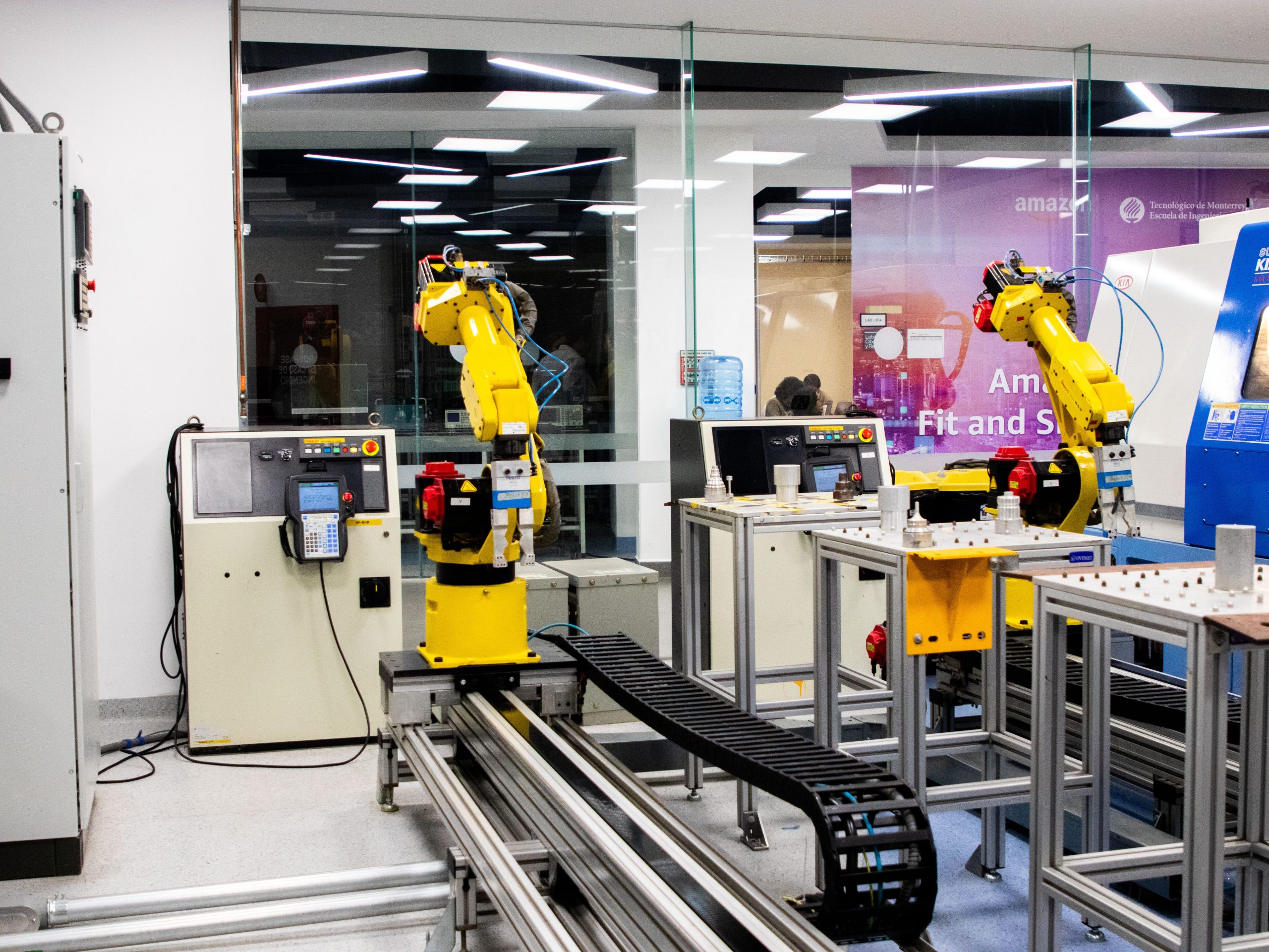 Bras robotiques en action dans une usine intelligente