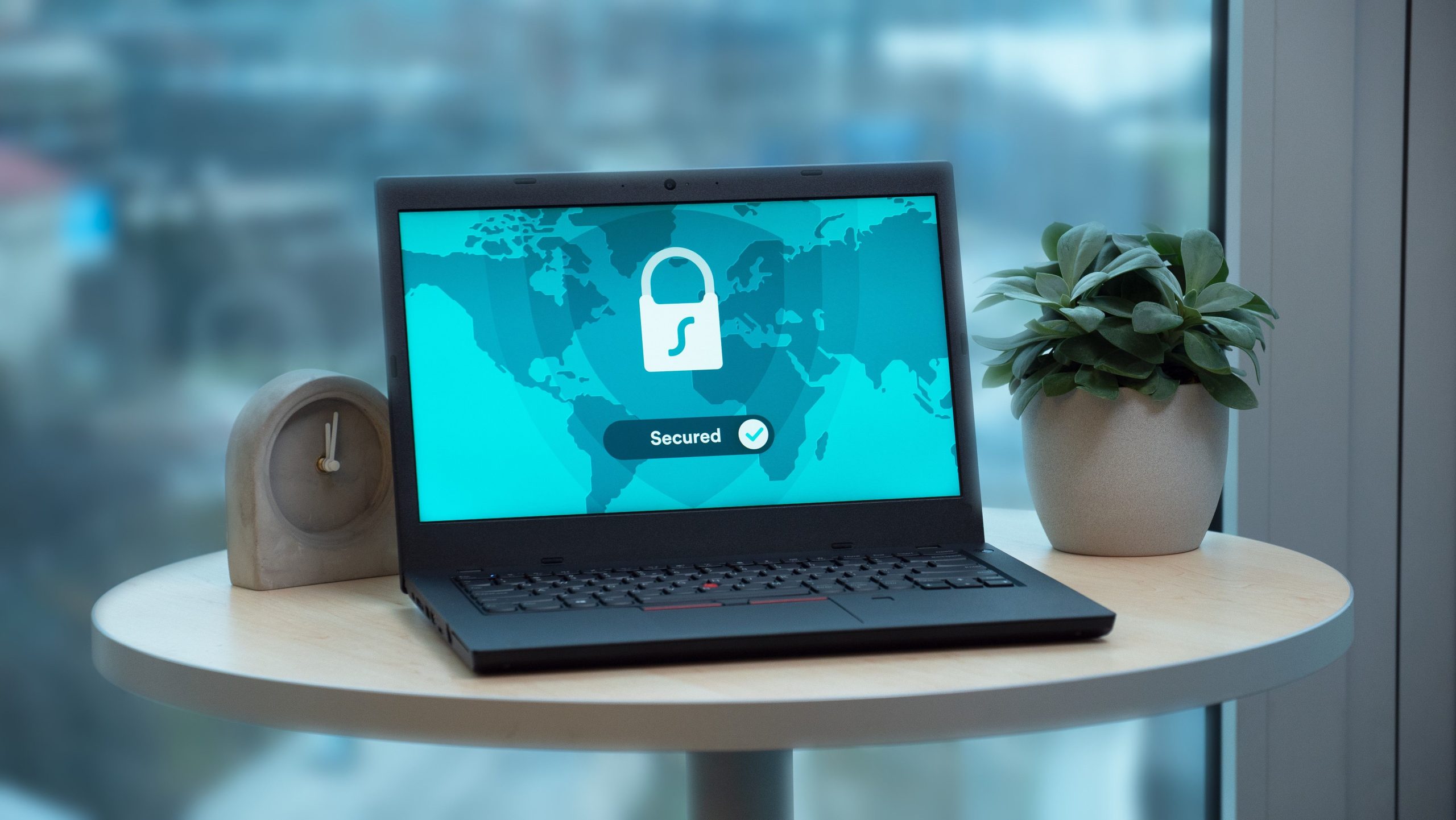 Laptop avec icône cadenas sécurité sur table