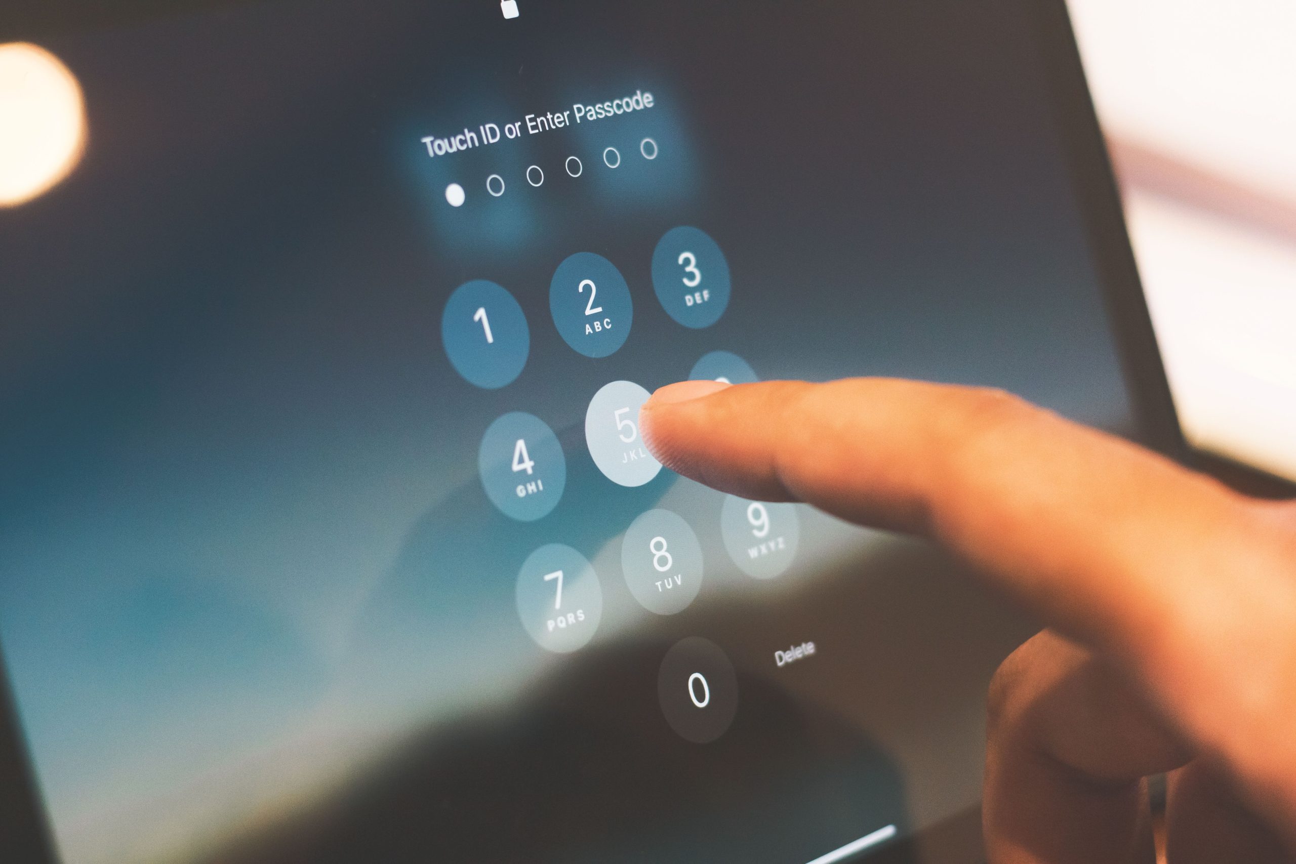 Doigt entrant un code sur ecran de securite