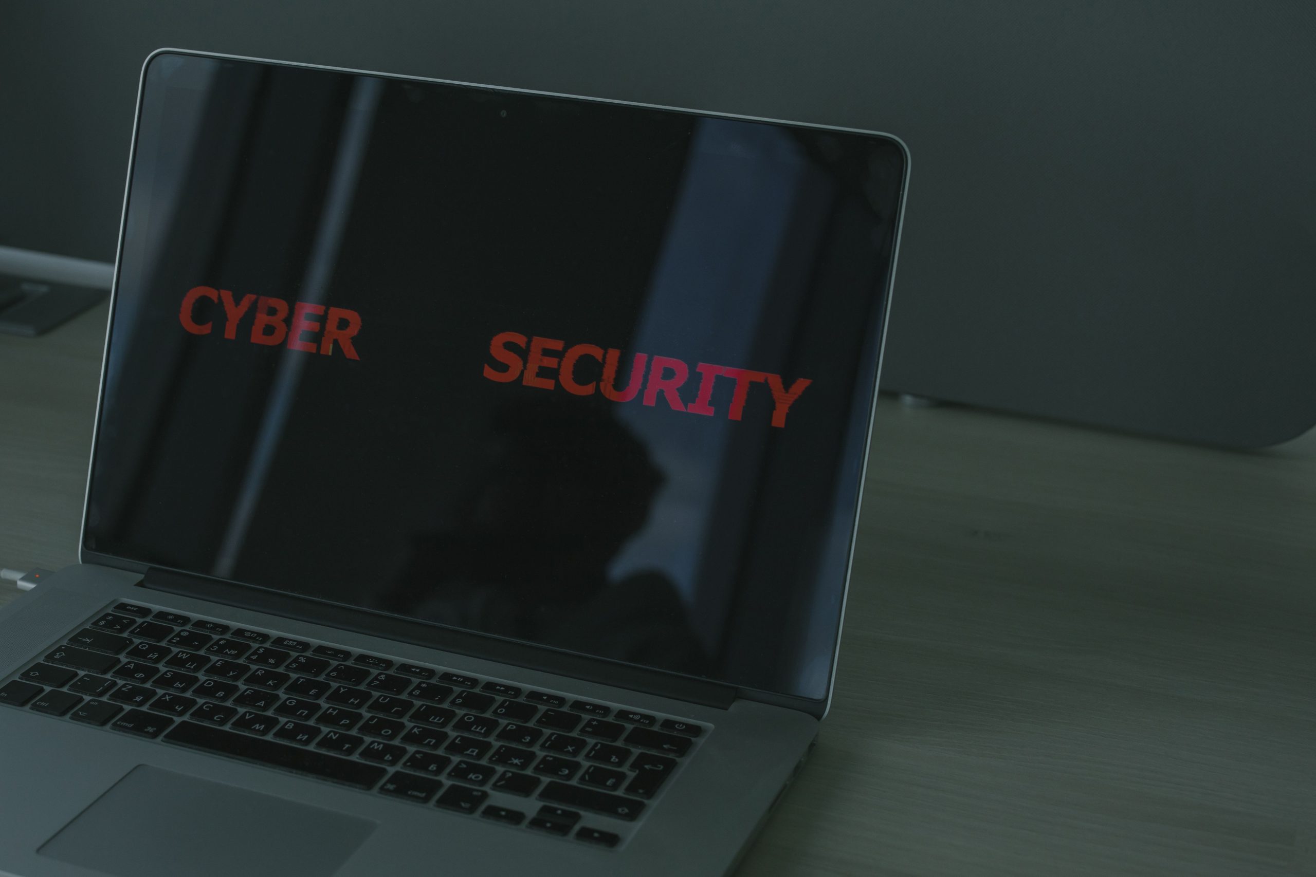 Laptop affichant texte cybersécurité et thèmes numériques