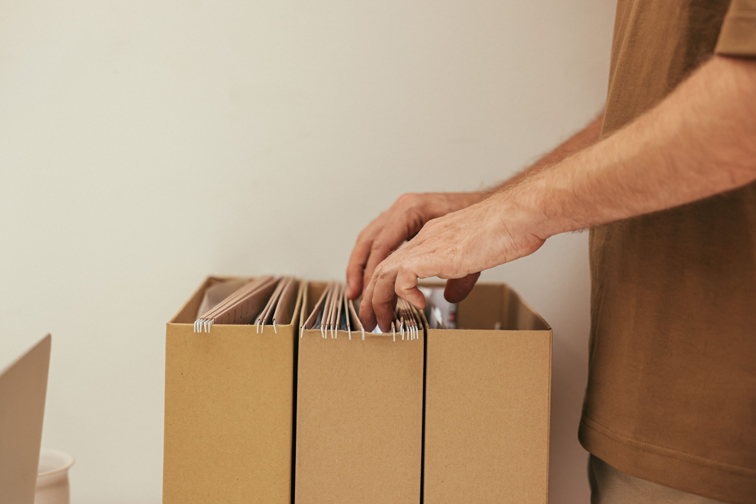 Personne organisant des fichiers dans des boîtes en carton