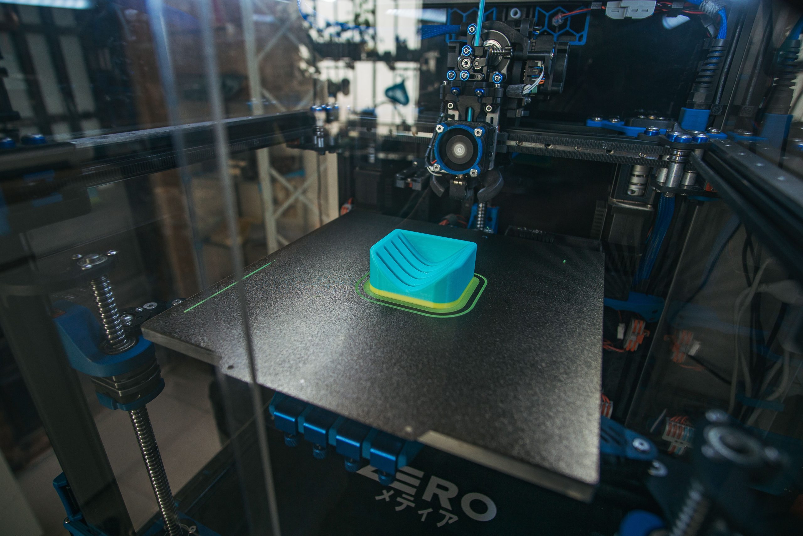 Gros plan imprimante 3D créant objet plastique industriel