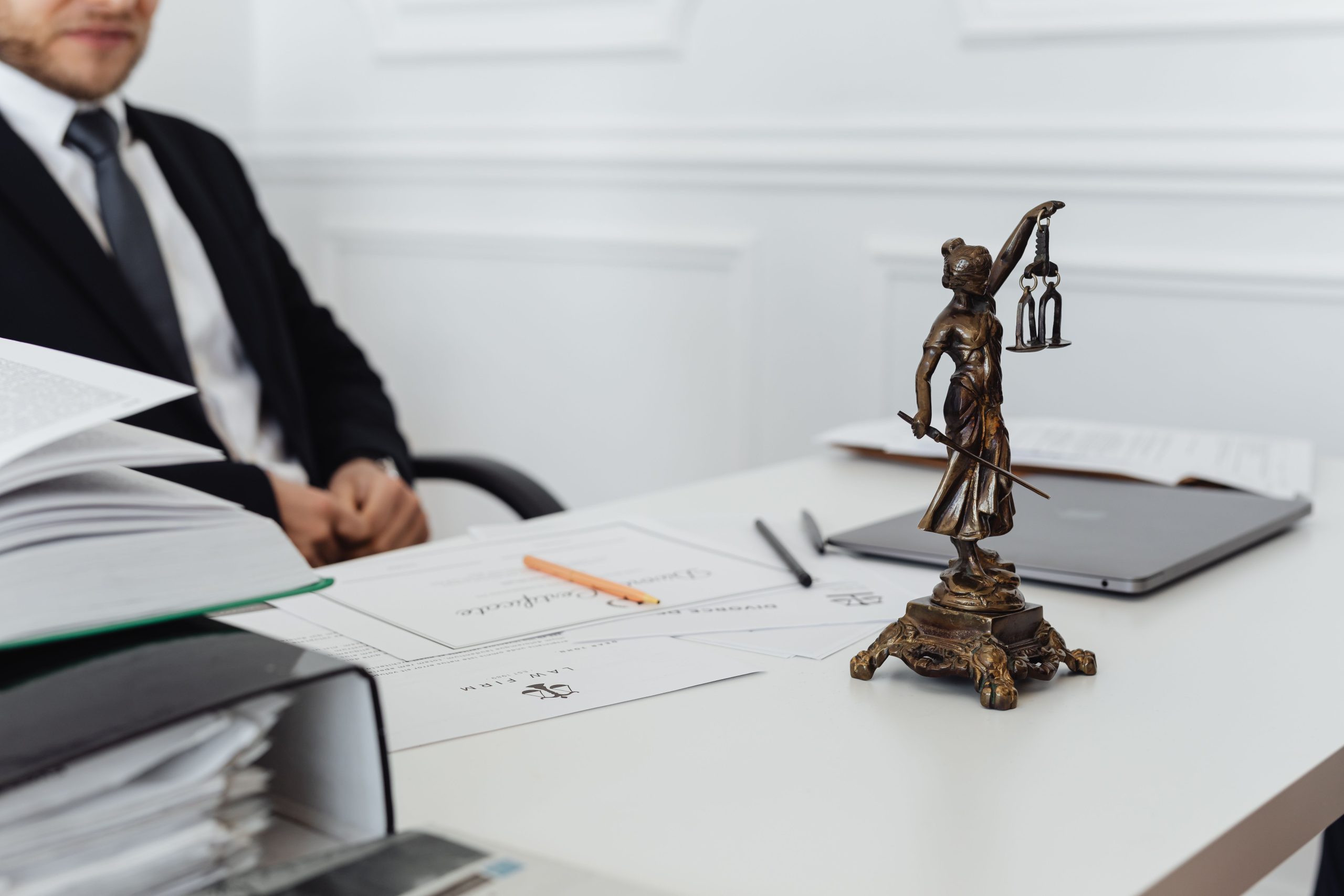 Espace de travail juridique avec statue et documents