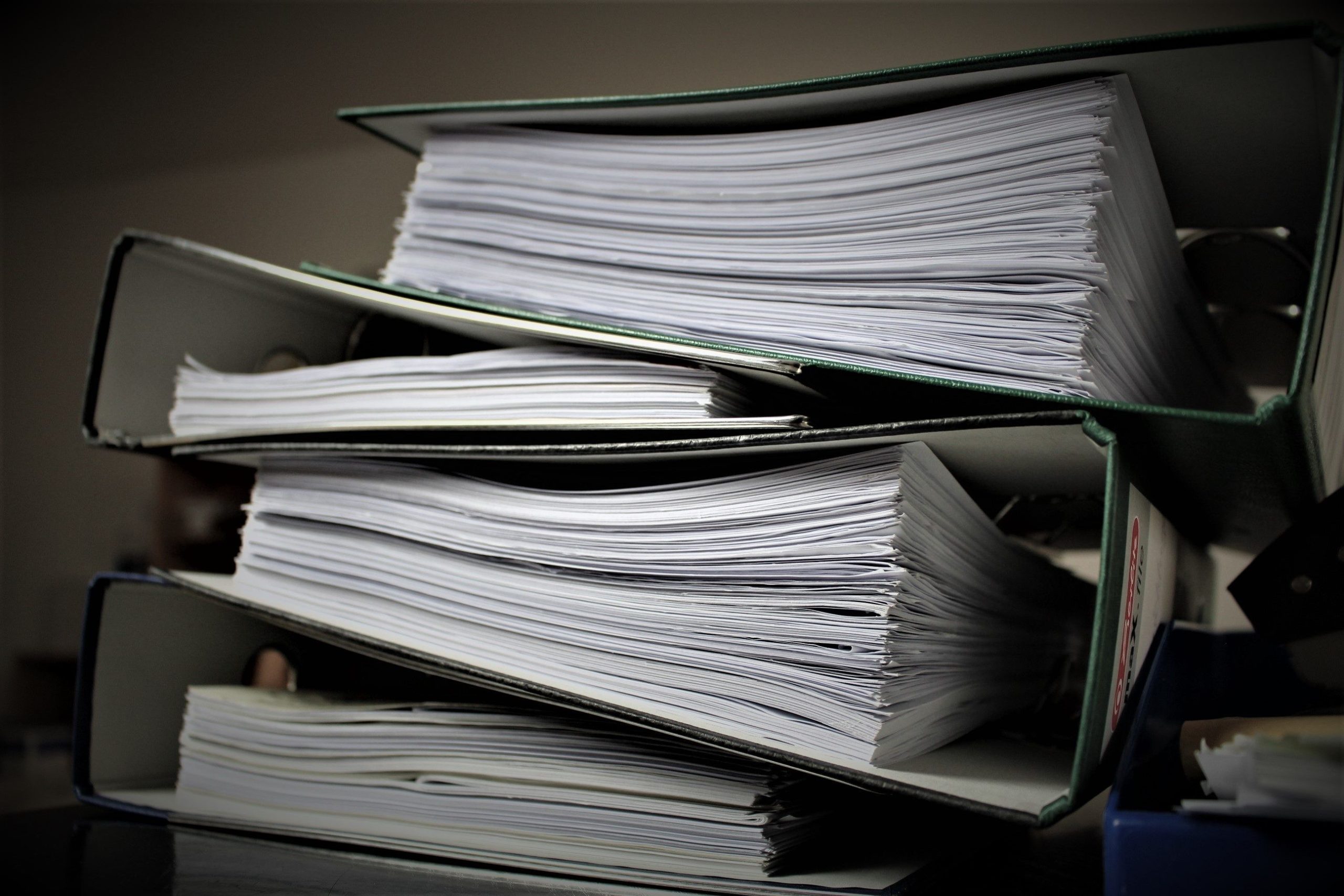Gros plan de classeurs remplis de documents empilés