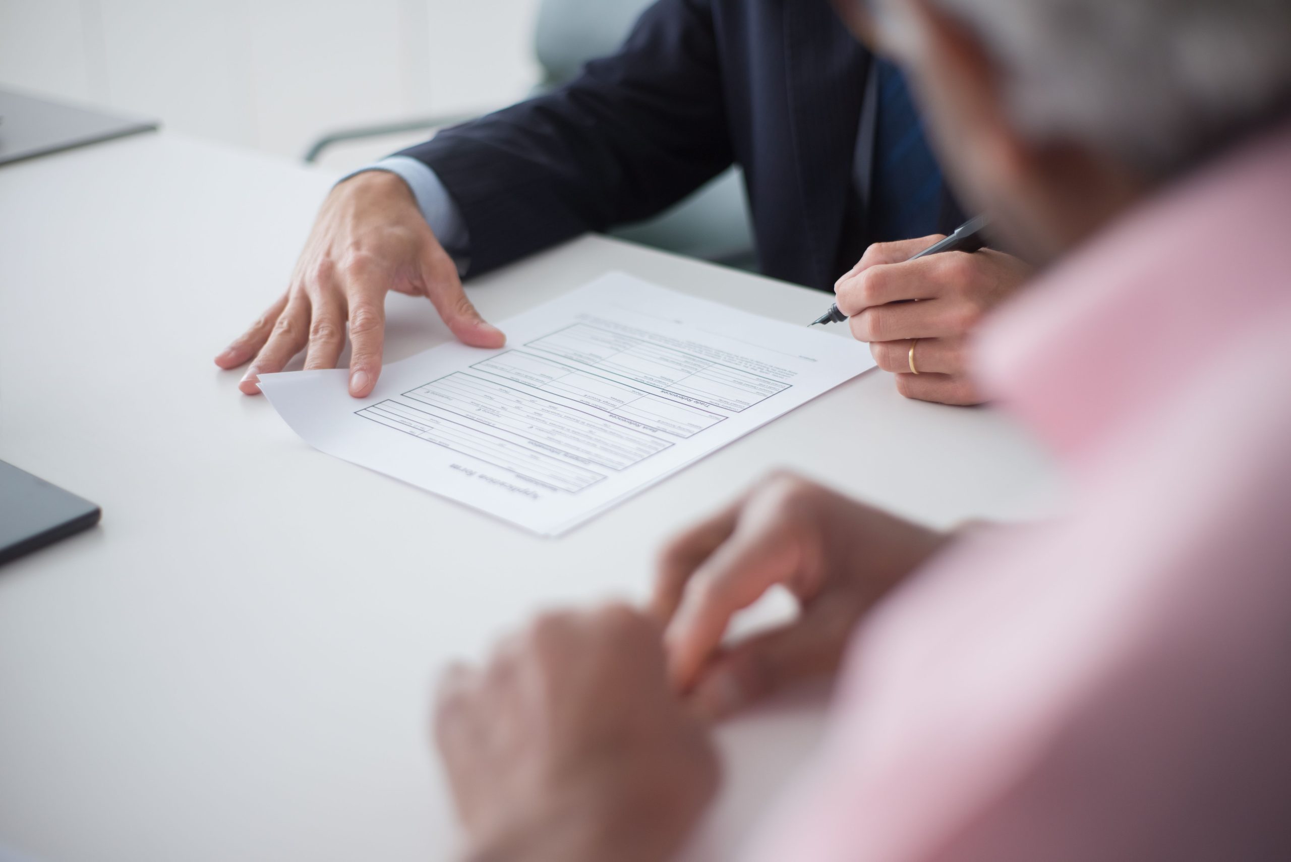 Deux professionnels signant un accord de consultation