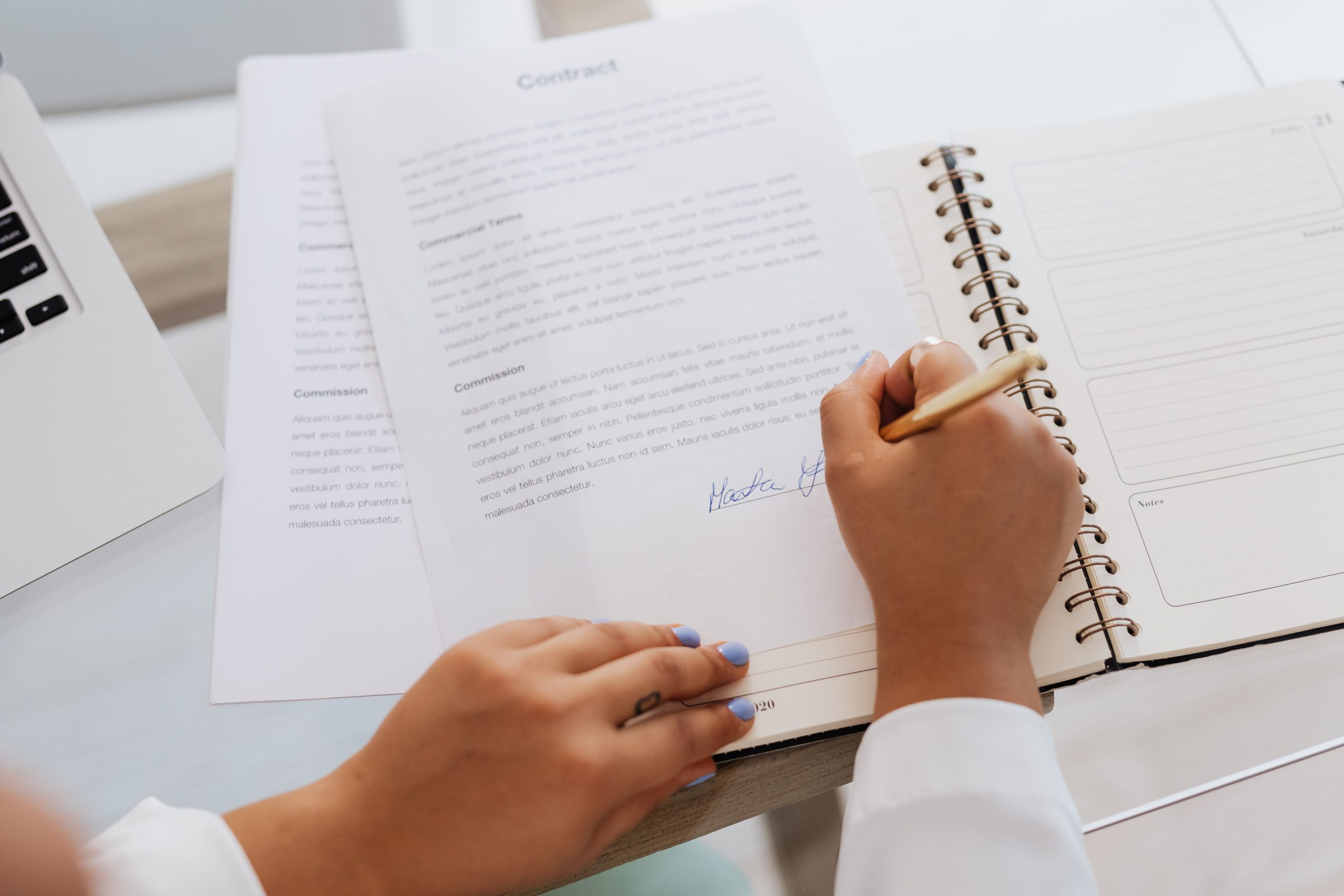 Mains signant un contrat sur un bureau professionnel