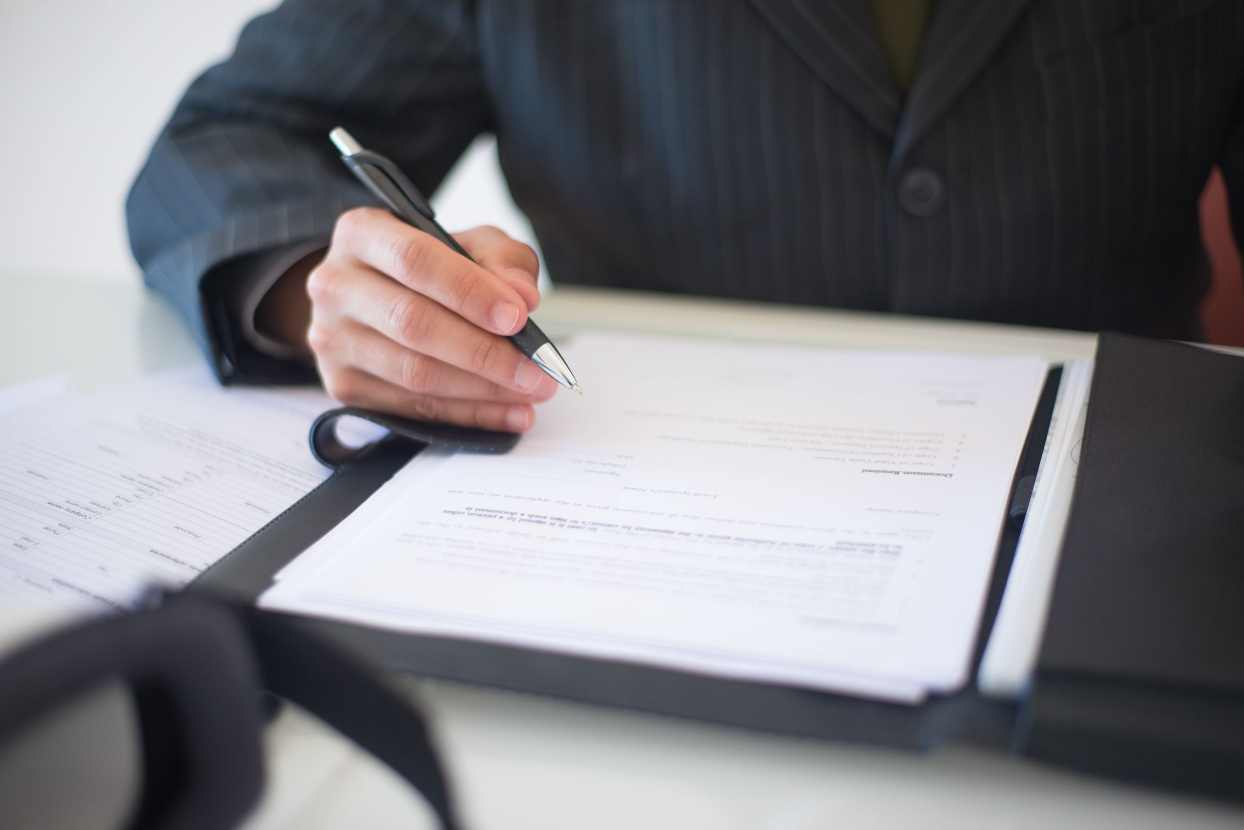 Main signant des documents importants avec un stylo