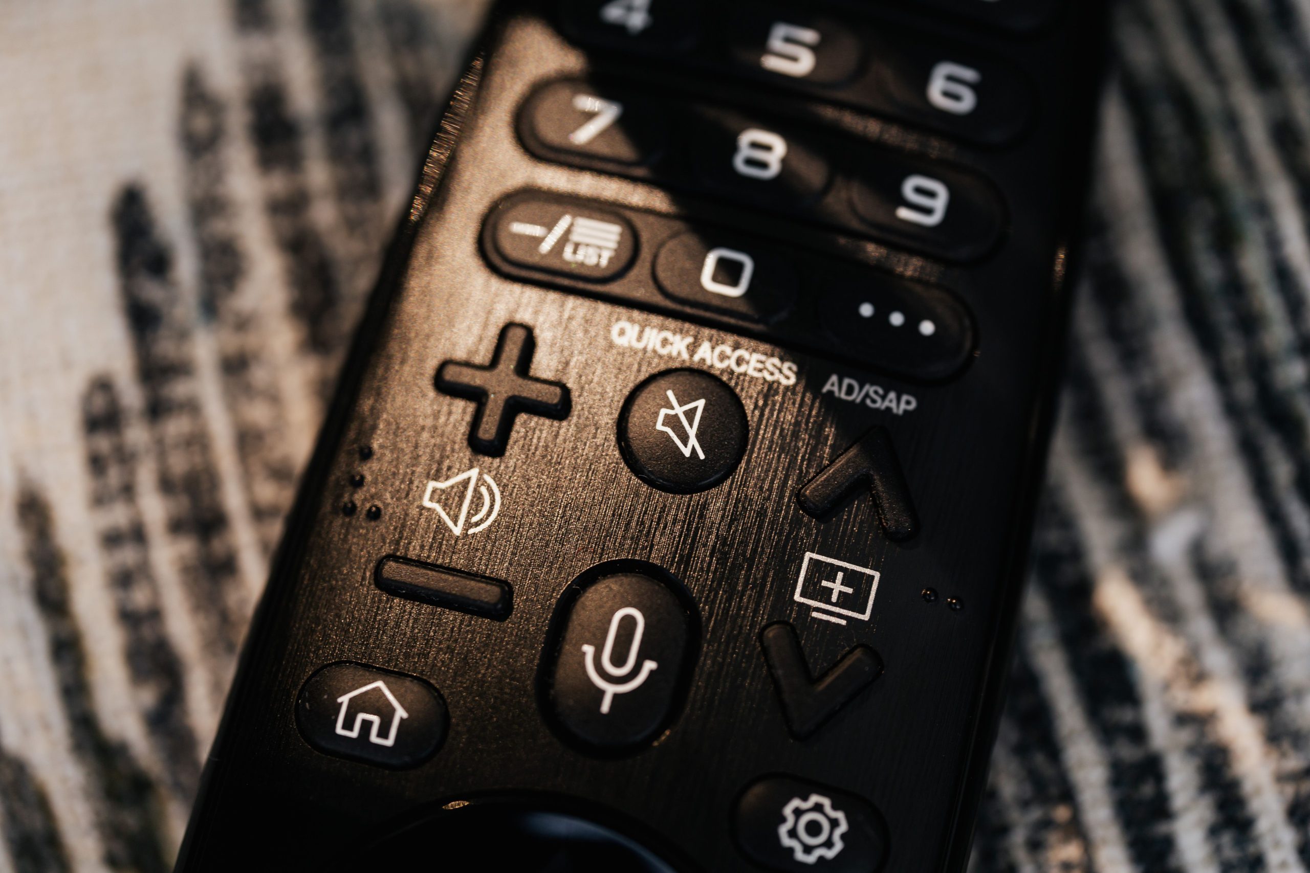 Télécommande noire moderne avec fonctions