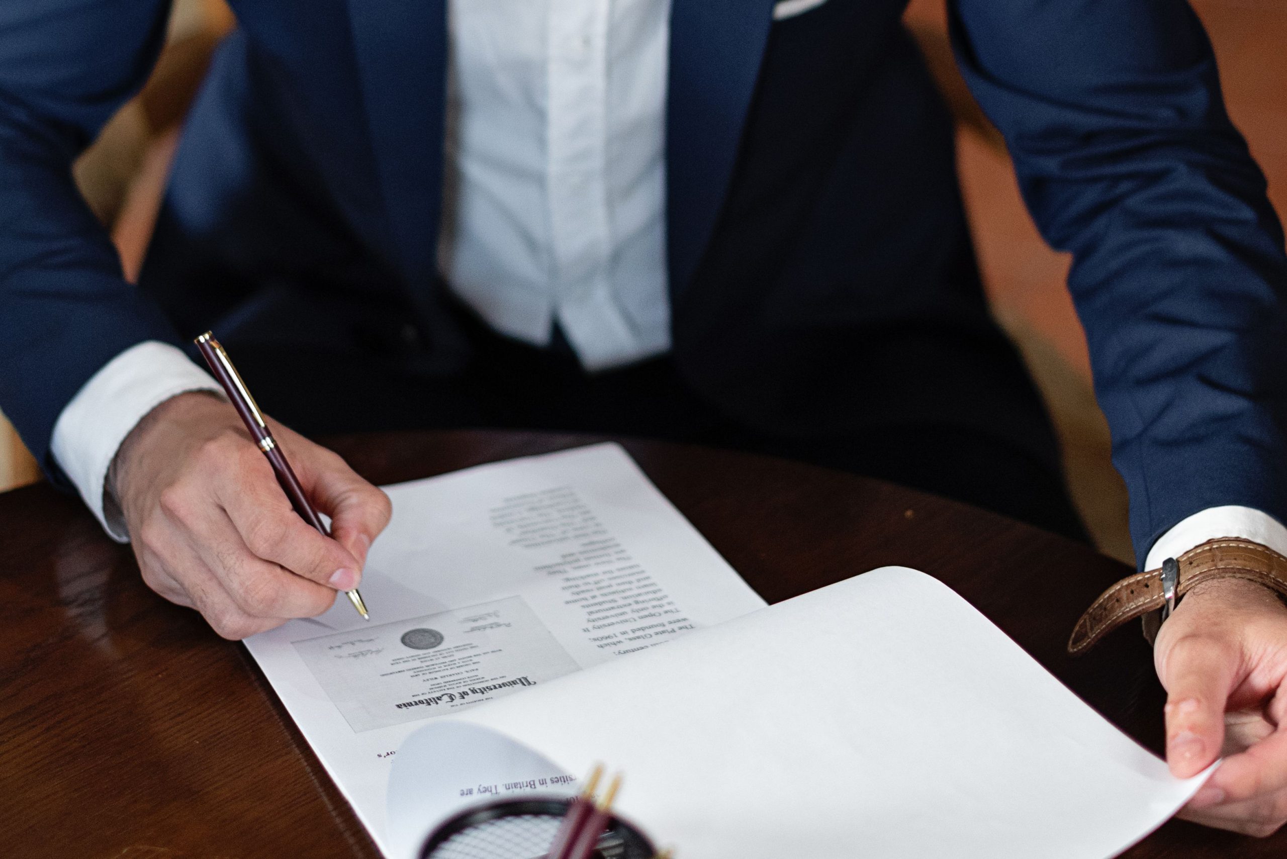 Professionnel signant des documents juridiques au bureau
