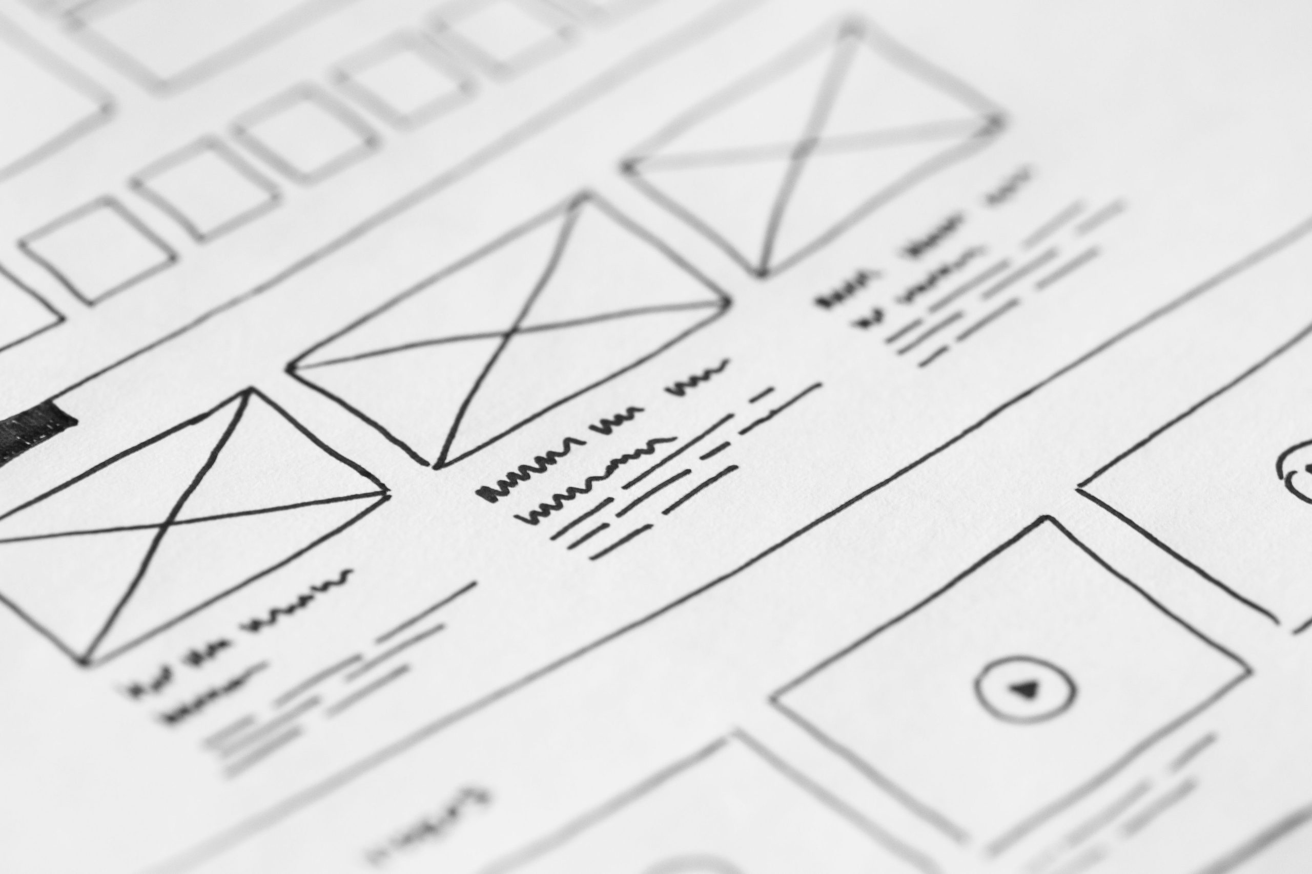 Gros plan wireframe dessiné main projet UX