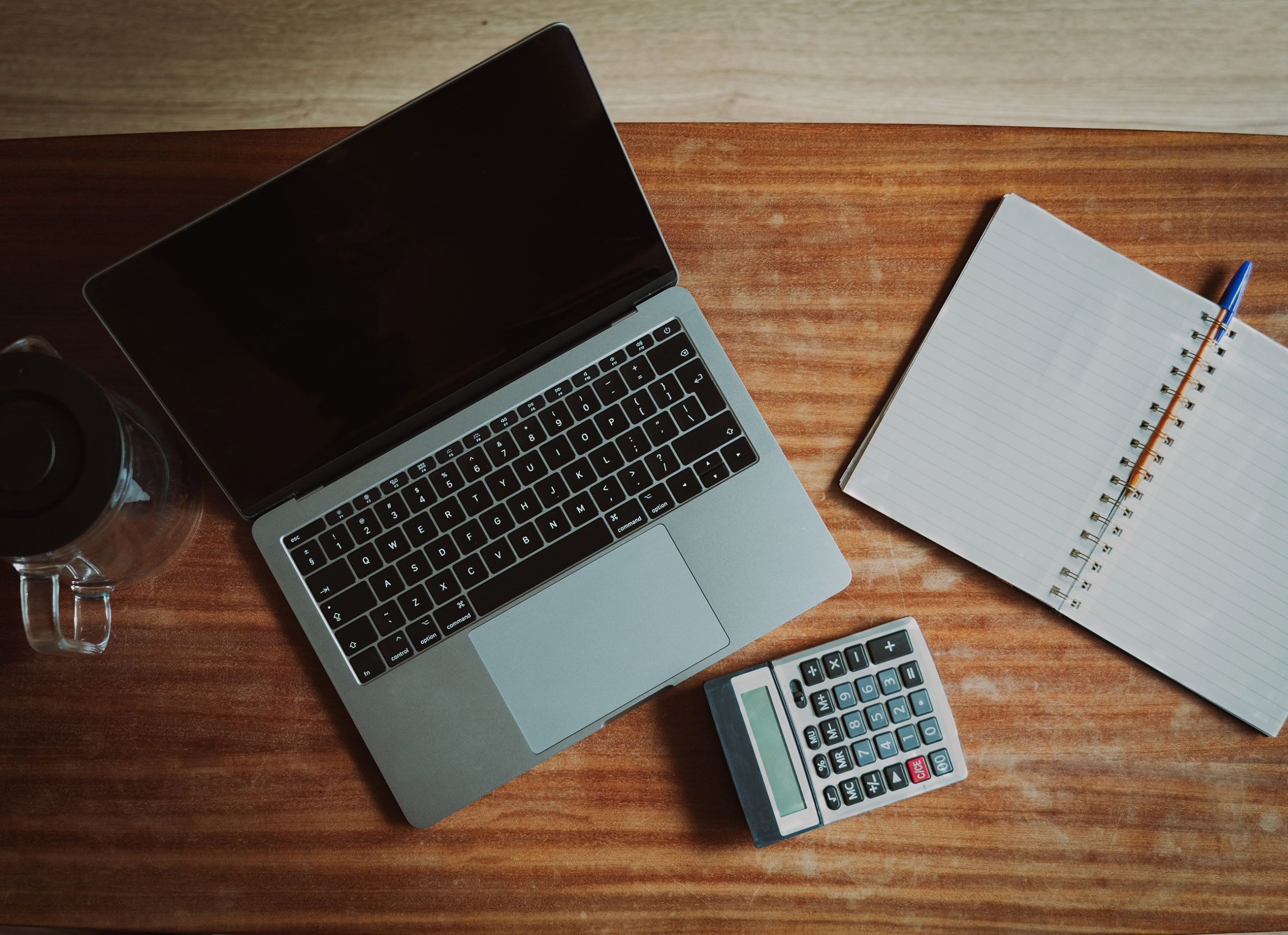 Bureau vu de dessus avec calculatrice et carnet