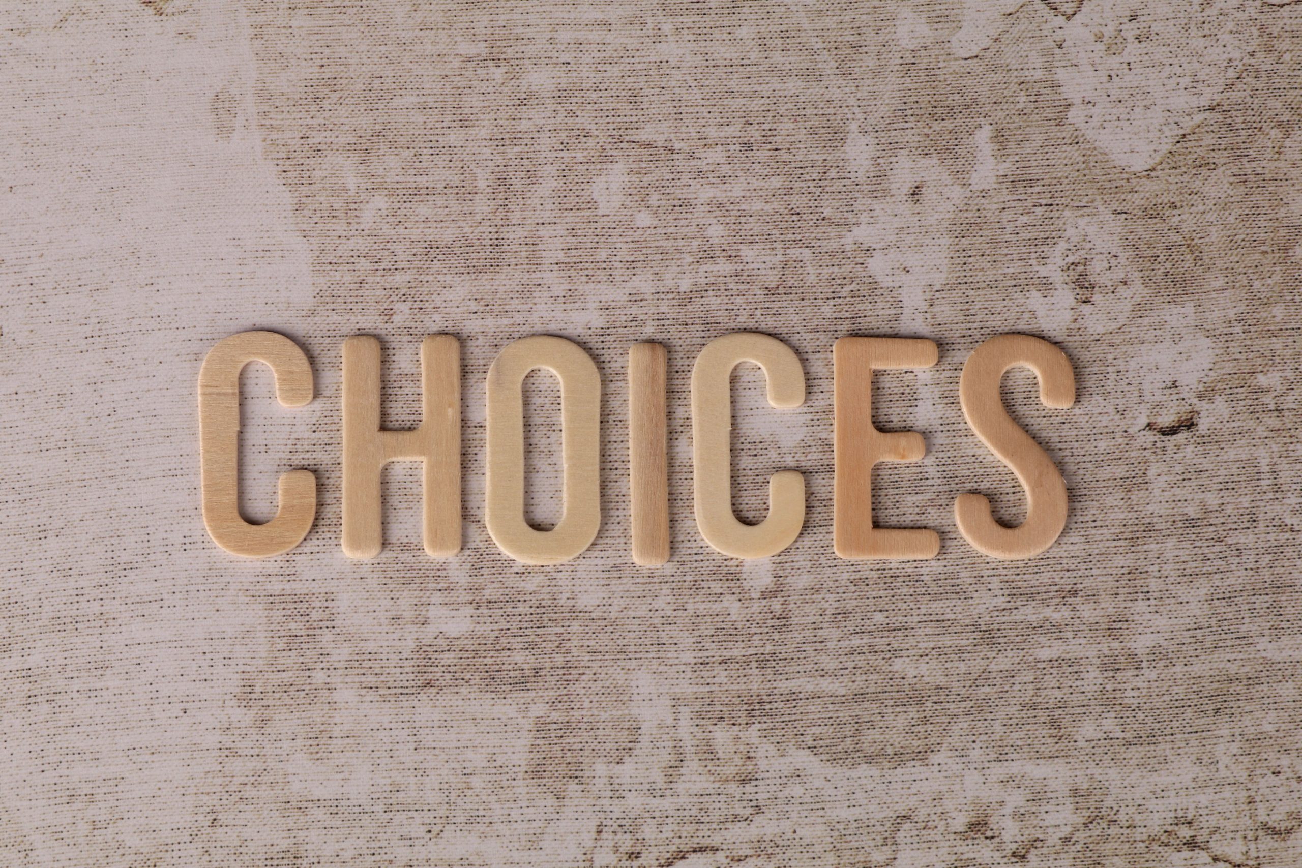 Lettres en bois épelant choix et décision