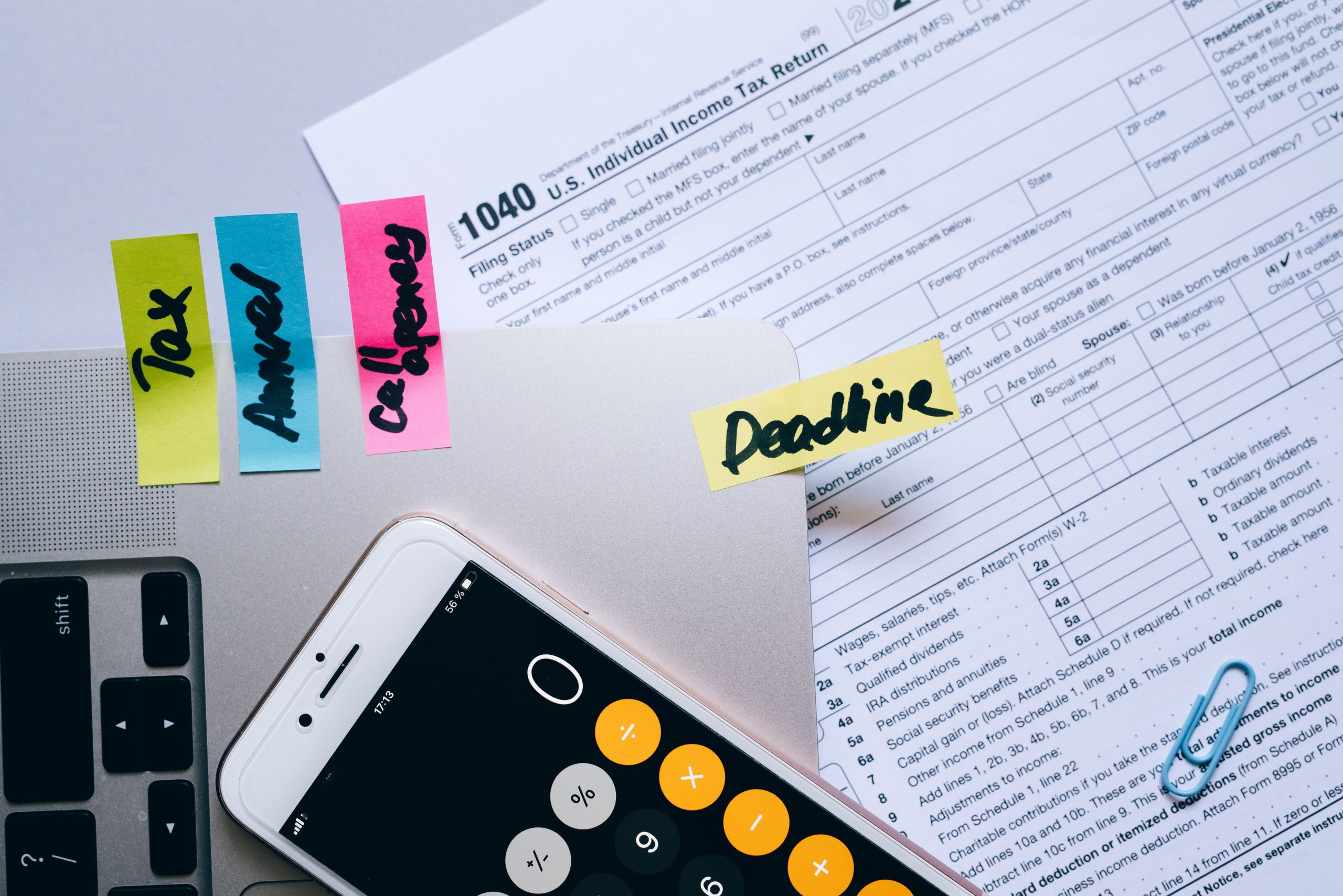 Documents fiscaux et calculatrice sur un bureau