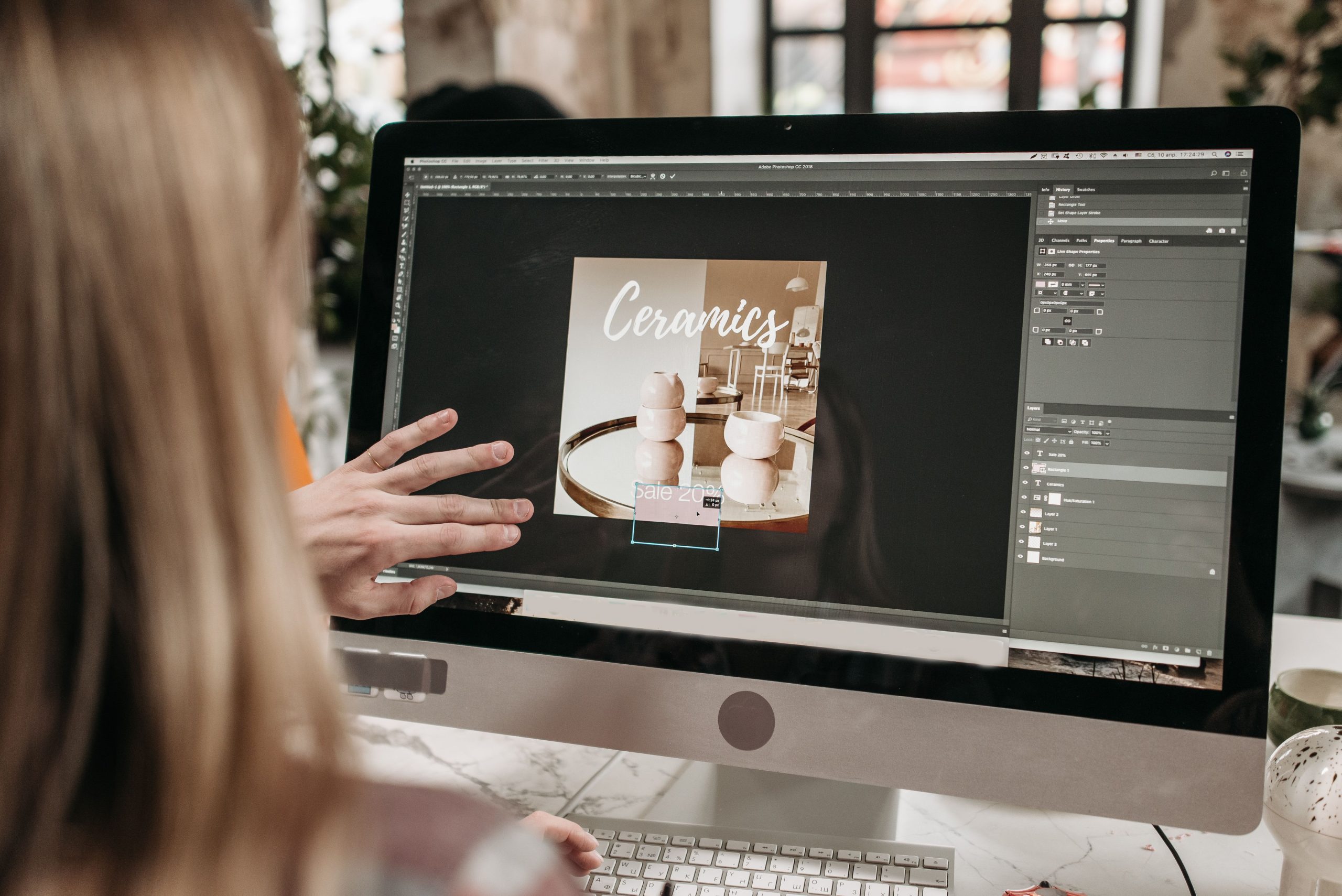 Designer graphique travaillant sur Photoshop
