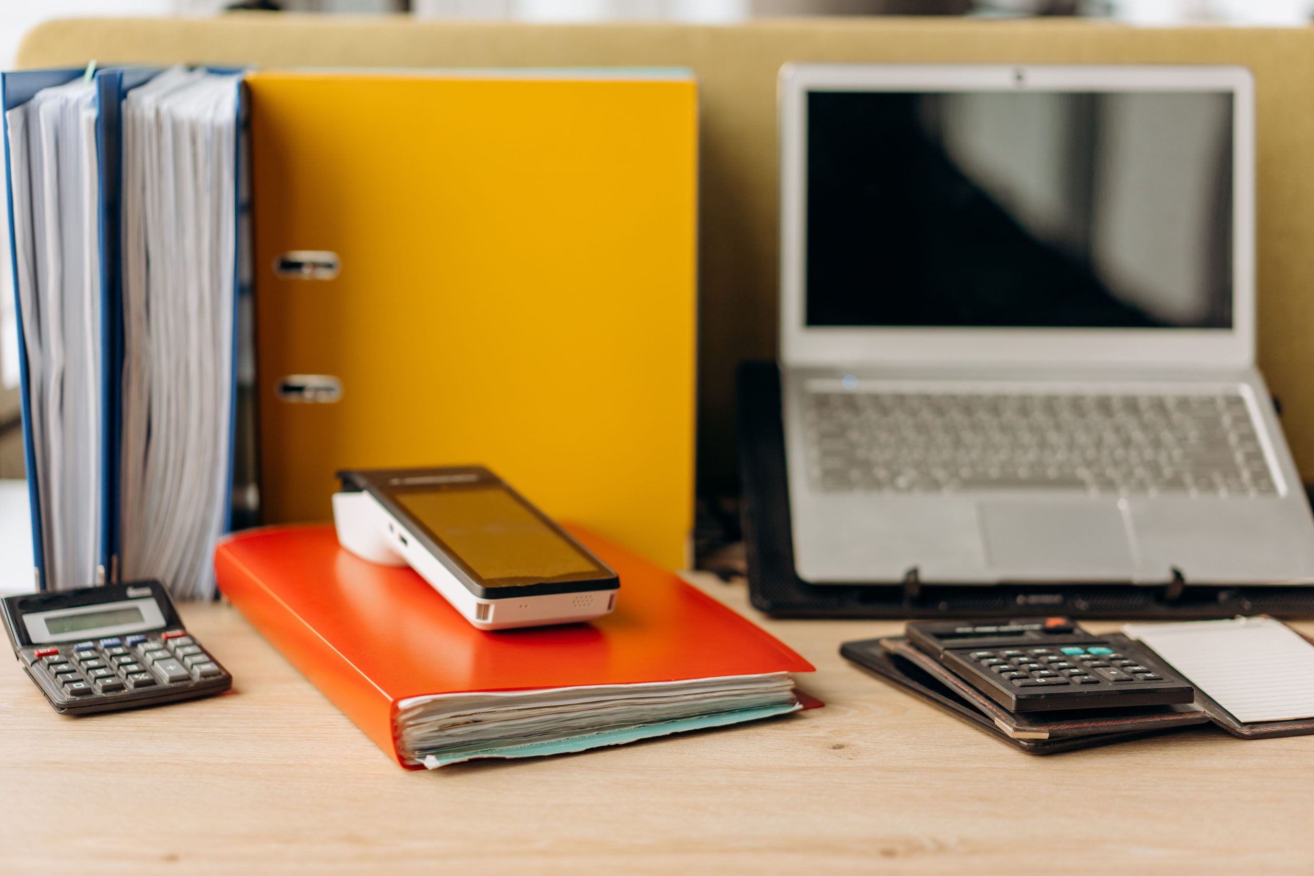Bureau professionnel avec ordinateur documents calculatrices
