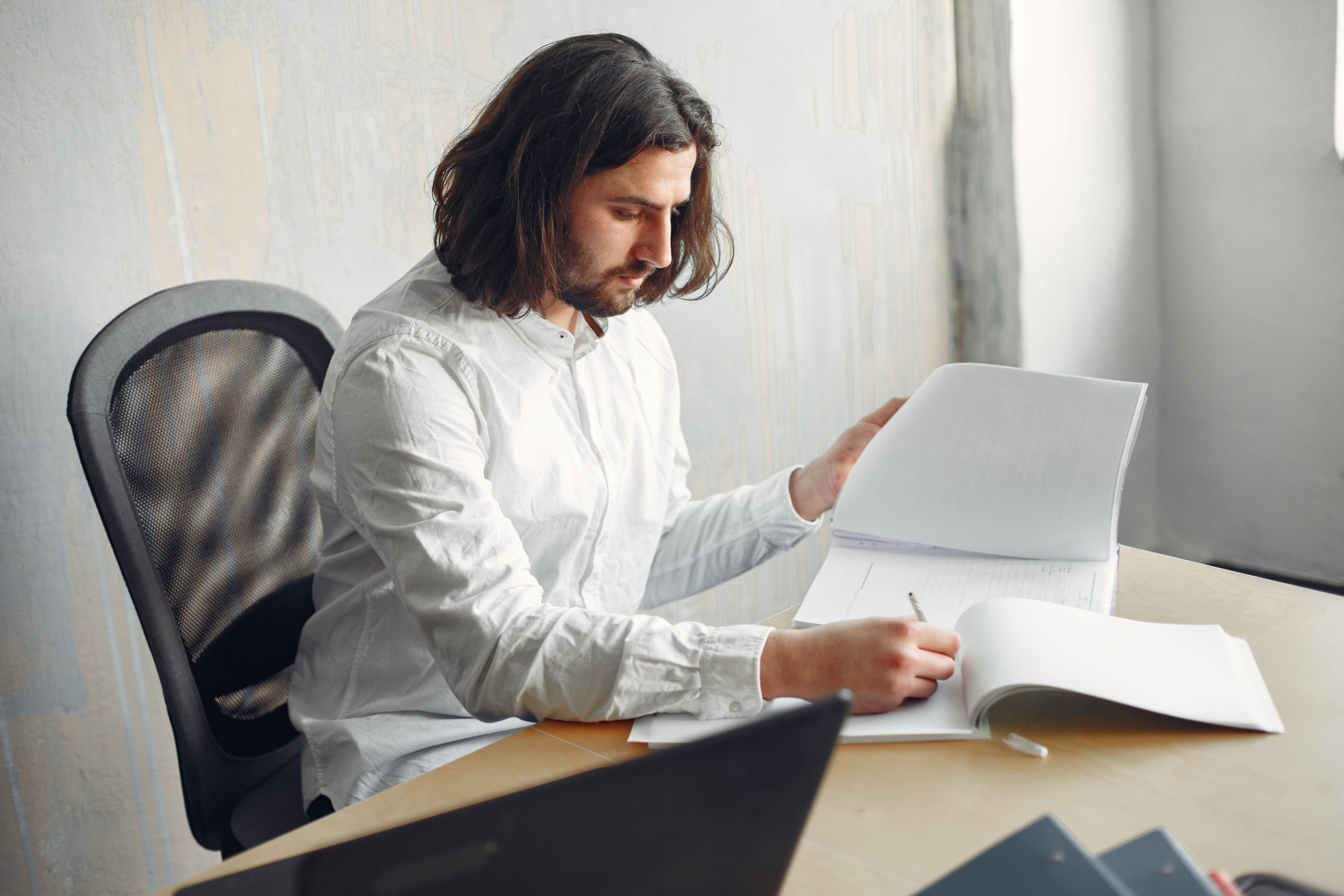 Homme travaillant à distance examinant paperasse