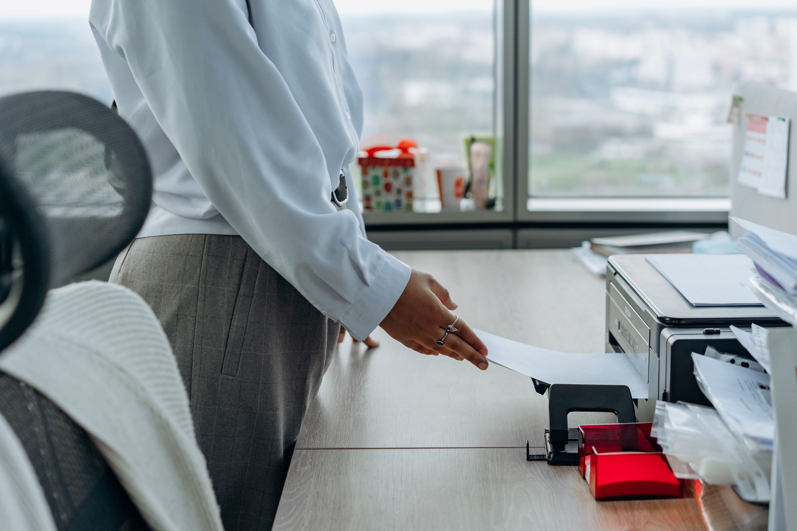 Professionnel imprimant document dans bureau