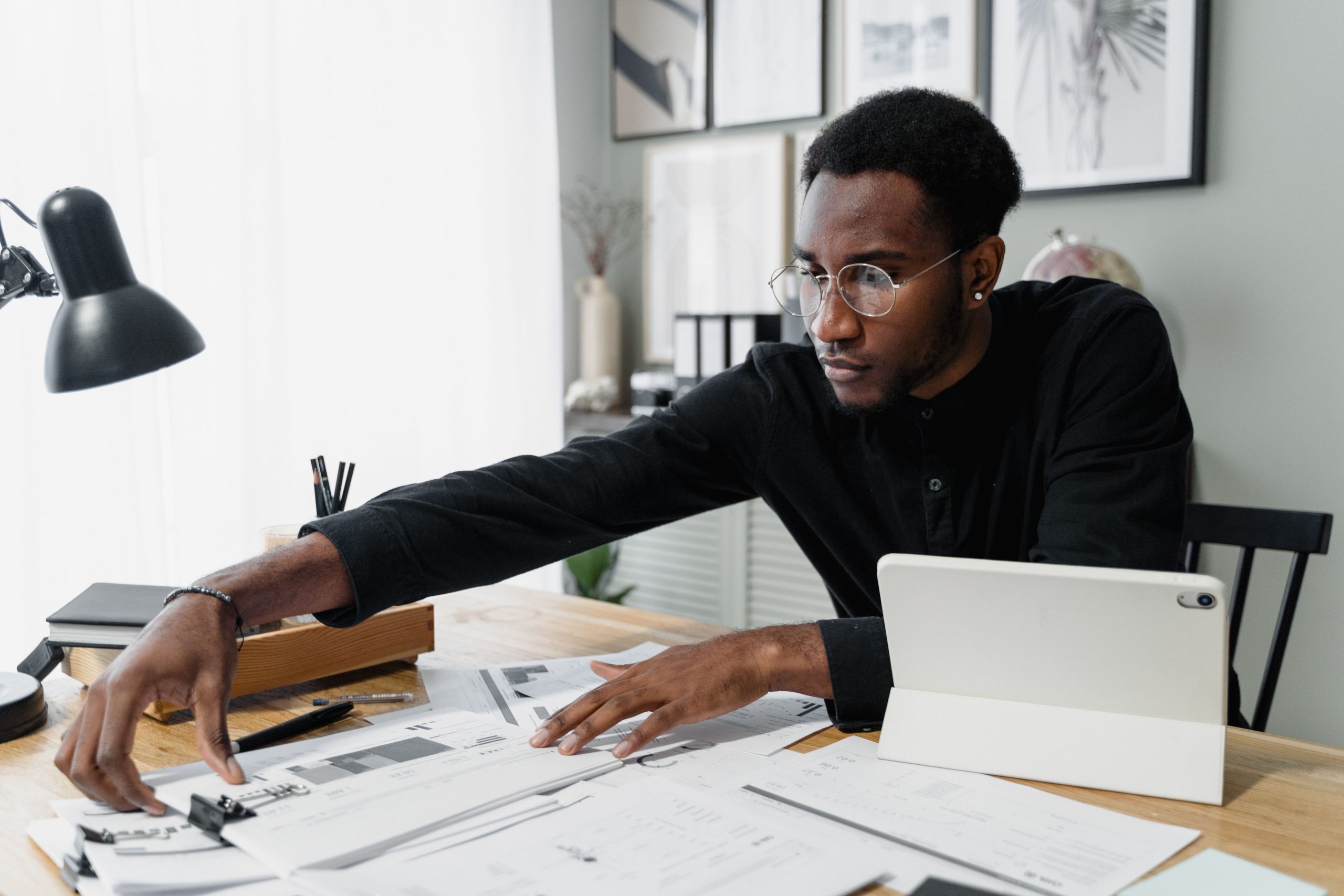 Professionnel examinant des documents financiers au bureau