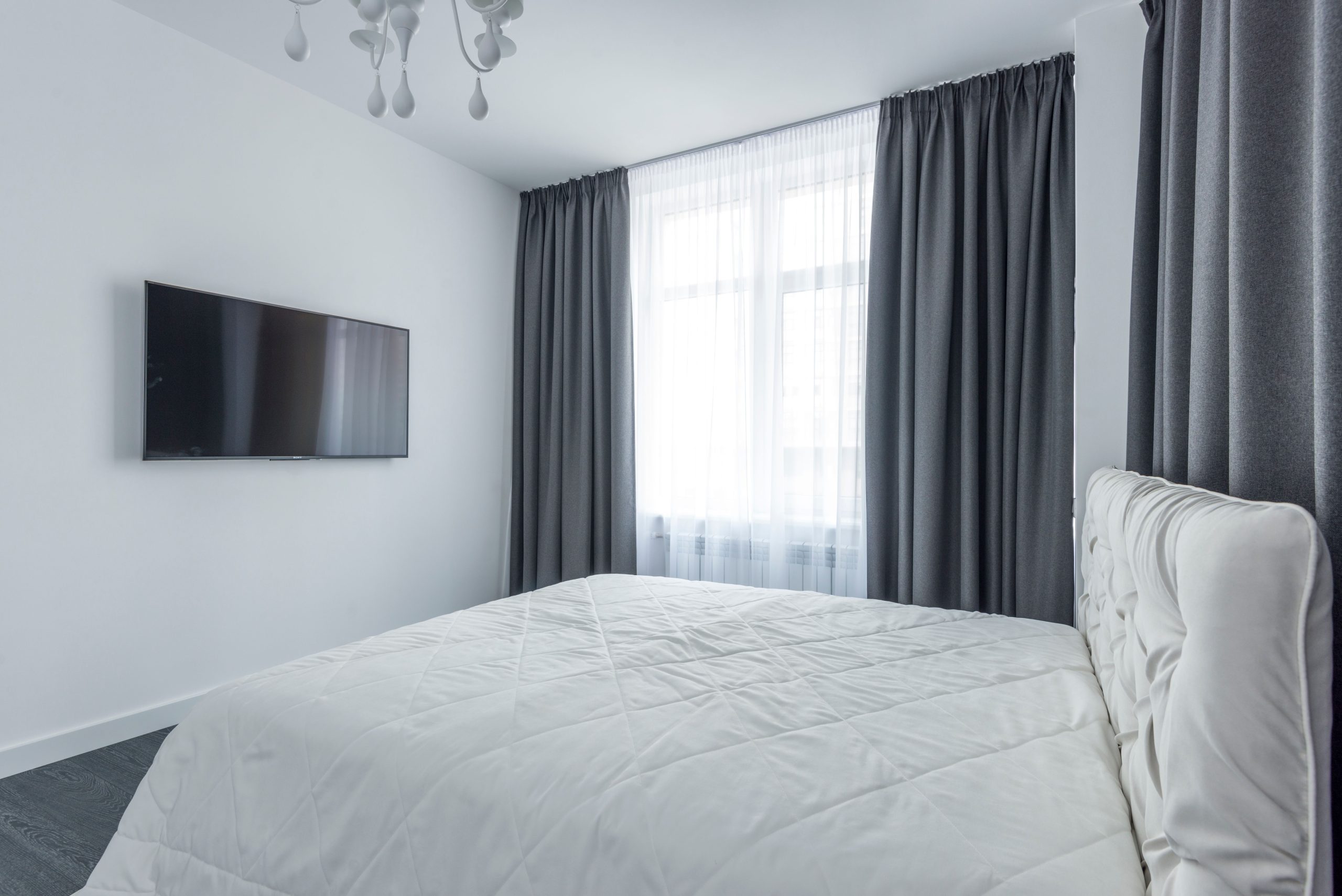 Chambre moderne minimaliste avec télé écran plat