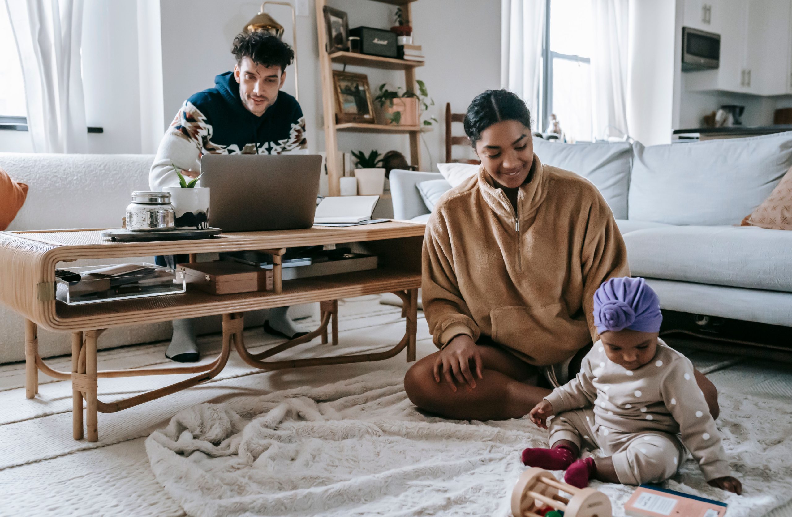 Père travaillant en ligne pendant congé parental