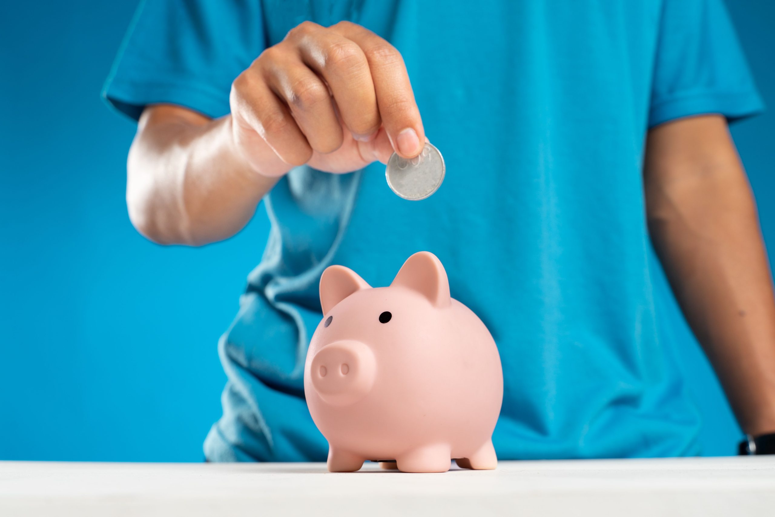 Main adulte versant pièce tirelire économies