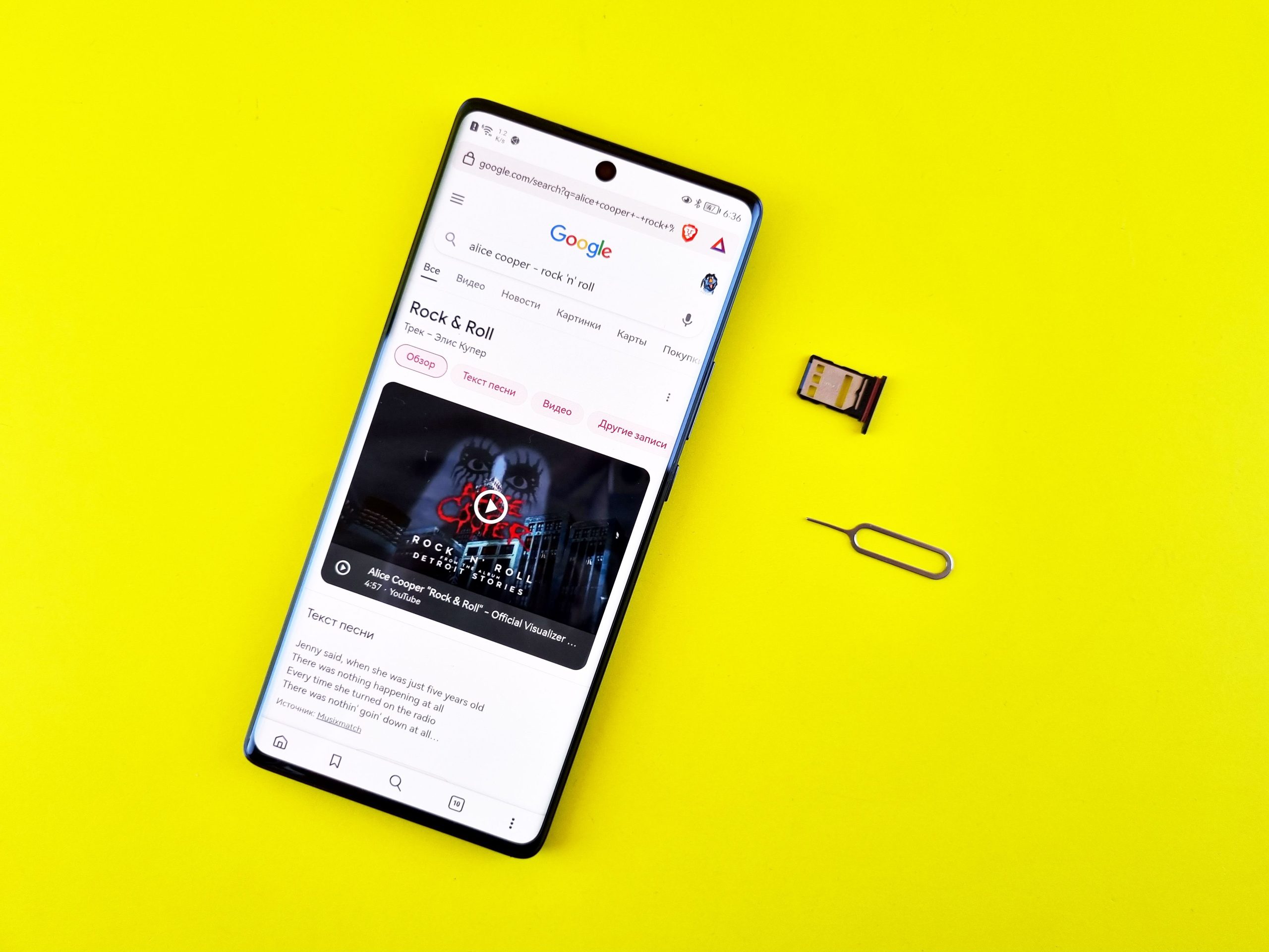 Smartphone avec carte SIM et outil d'éjection
