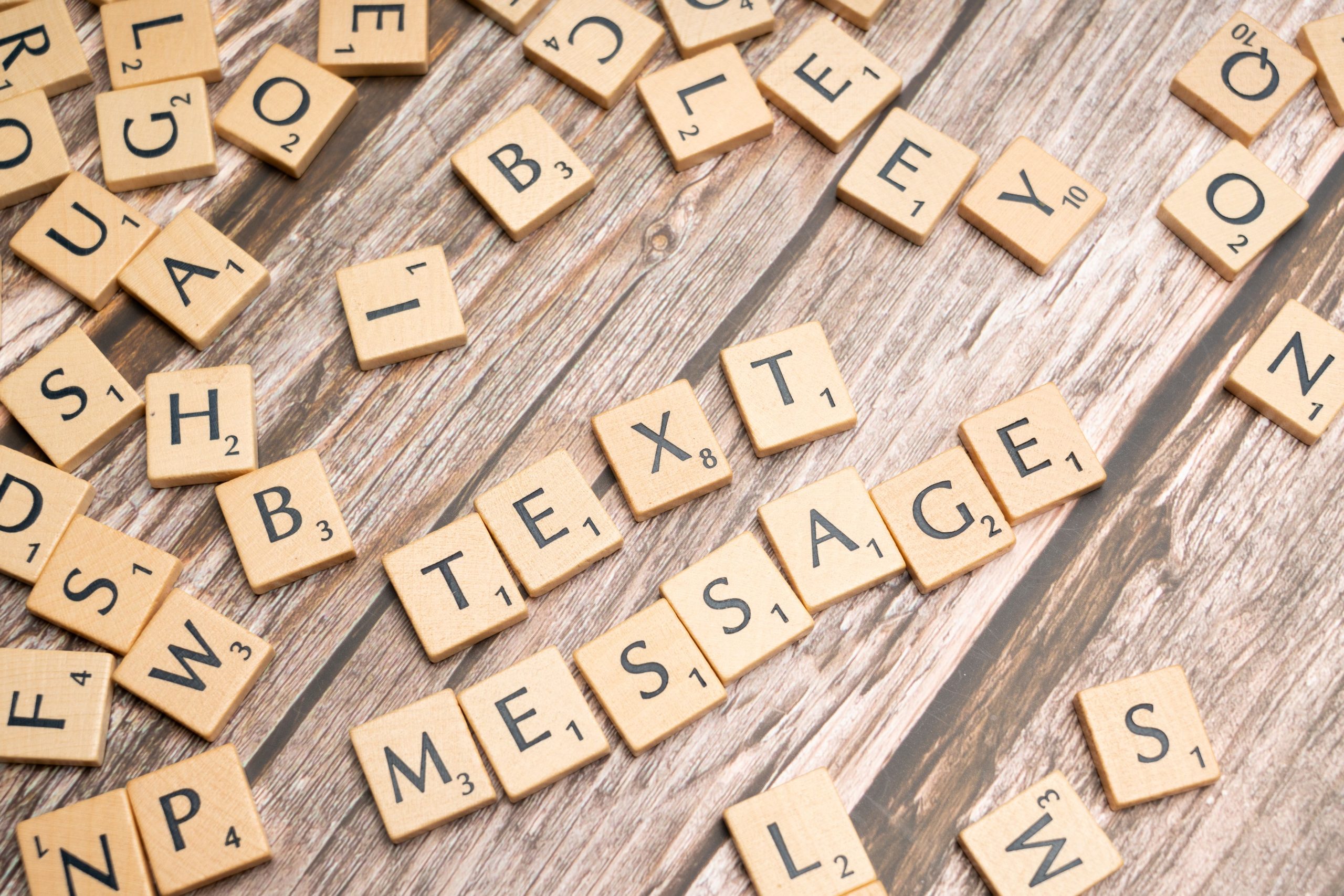 Lettres bois formant message texte